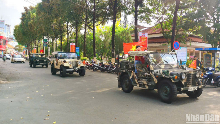 Trên các nẻo đường rợp cờ hoa và các đoàn xe diễu hành của người dân.