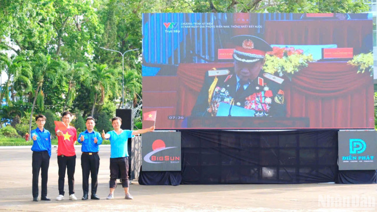 Màn hình led rộng được bố trí bên trong khuôn viên Ủy ban nhân dân thành phố Cần Thơ để cho người dân theo dõi chương trình Lễ kỷ niệm 50 năm Ngày Giải phóng miền nam, thống nhất đất nước (30/4/1975-30/4/2025).