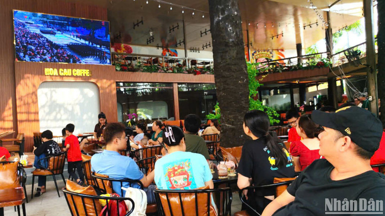 Người dân theo dõi chương trình Lễ kỷ niệm 50 năm Ngày Giải phóng miền nam, thống nhất đất nước (30/4/1975-30/4/2025) tại các quán cà-phê.