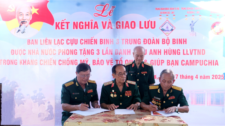 Đại tướng Phạm Văn Trà, chứng kiến lễ ký kết giữa 3 trung đoàn.