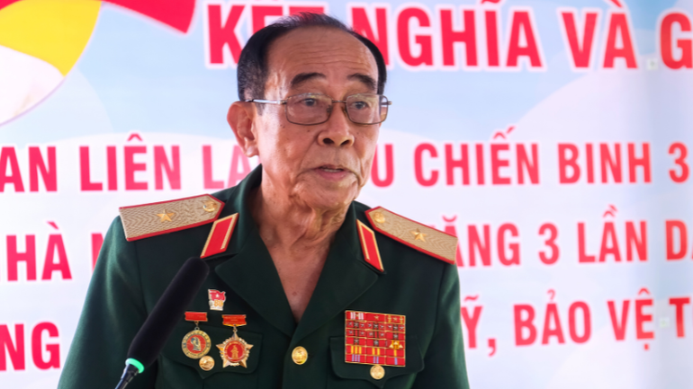 Thiếu tướng Trần Vinh Quang, Nguyên Chủ nhiệm Chính trị Quân khu 9, nguyên Thứ trưởng Lao động-Thương binh và Xã hội, Trưởng Ban liên lạc Cựu chiến binh Trung đoàn 1-U Minh, Sư đoàn 330, Quân khu 9 phát biểu tại buổi lễ.