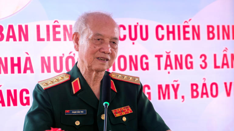 Đại tướng Phạm Văn Trà, nguyên Ủy viên Bộ Chính trị, nguyên Bộ trưởng Quốc phòng, nguyên Trung đoàn trưởng Trung đoàn 1-U Minh phát biểu chỉ đạo tại buổi lễ.