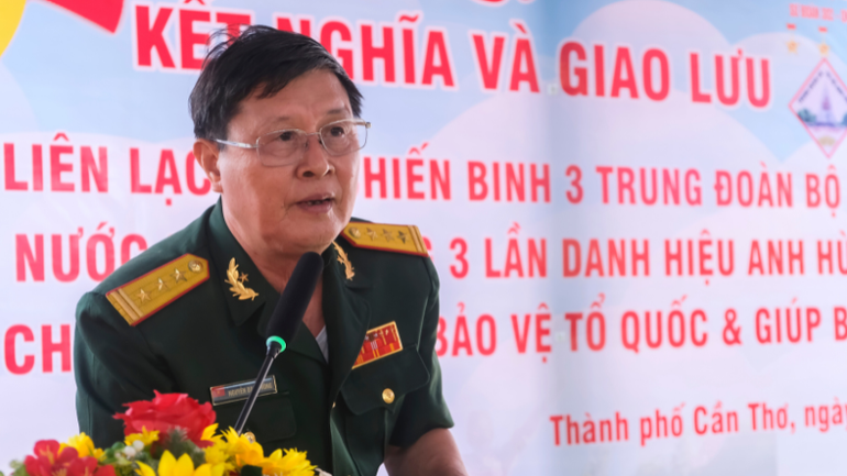Đại tá Lý Văn Mười, Nguyên Phó Trung đoàn trưởng về Chính trị, Trưởng Ban liên lạc cựu chiến binh Trung đoàn 1 (Đoàn Ba Gia), Sư đoàn 2, Quân khu 5 phát biểu tại buổi lễ.