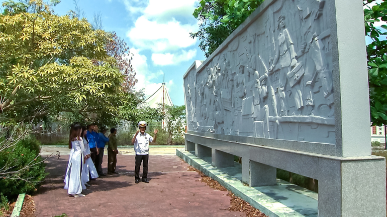 Trung úy Dương Thanh Hải, nguyên cán bộ Đoàn 962, Quân khu 9 đang thuyết trình về lịch sử Đoàn 962 cho học sinh, sinh viên.