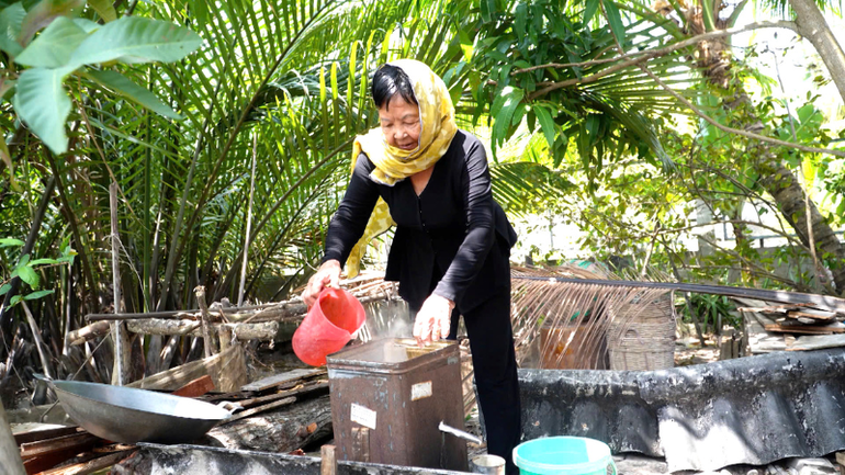 Bà Phan Thị Lợi ở xã Tân Ân, huyện Ngọc Hiển, tỉnh Cà Mau còn lưu giữ kỷ vật thiết bị lọc nước và hướng dẫn cho phóng viên cách sử dụng.