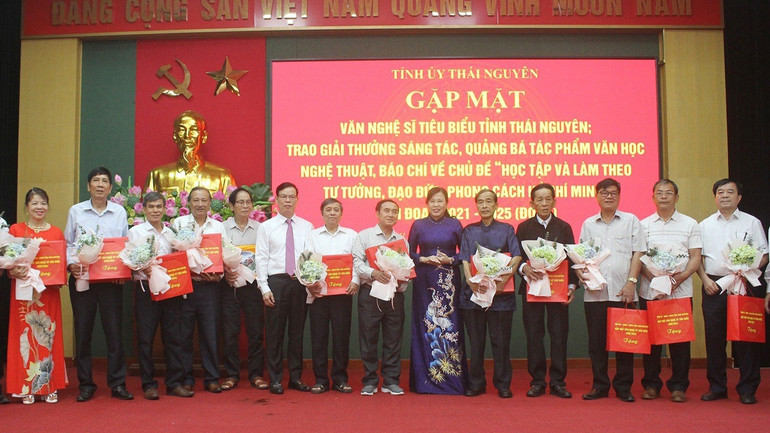 Lãnh đạo tỉnh Thái Nguyên trao Giải thưởng sáng tác, quảng bá tác phẩm văn học, nghệ thuật, báo chí về chủ đề “Học tập và làm theo tư tưởng, đạo đức, phong cách Hồ Chí Minh” giai đoạn 2021-2025 (đợt 1).