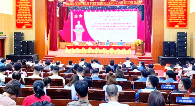 Buổi đối thoại thu hút sự quan tâm của công nhân, người lao động.