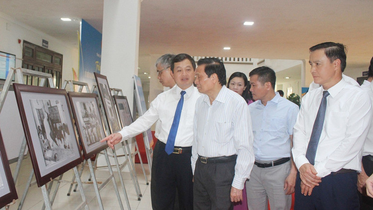 Triển lãm ảnh 80 năm Đề cương về văn hóa Việt Nam do Ban Tuyên giáo Tỉnh ủy Thái Nguyên tổ chức.