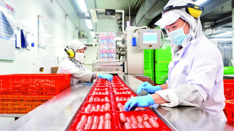 Sản xuất xúc xích tại Công ty Vissan. (Ảnh: Phương Vy)