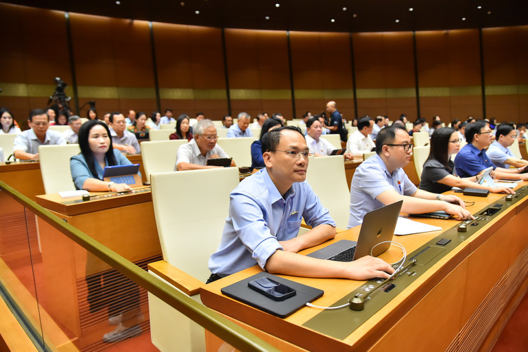 Cũng trong phiên họp ngày hôm nay, với đa số đại biểu tán thành, Quốc hội khóa XV nhất trí bổ sung nội dung phê chuẩn đề nghị của Thủ tướng Chính phủ về việc miễn nhiệm chức vụ Bộ trưởng Công an vào chương trình Kỳ họp thứ 7 và tiến hành nội dung này cùng với nội dung về công tác nhân sự.
