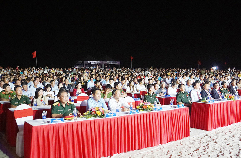 Đông đảo cán bộ, người dân và du khách dự khai mạc Lễ hội.