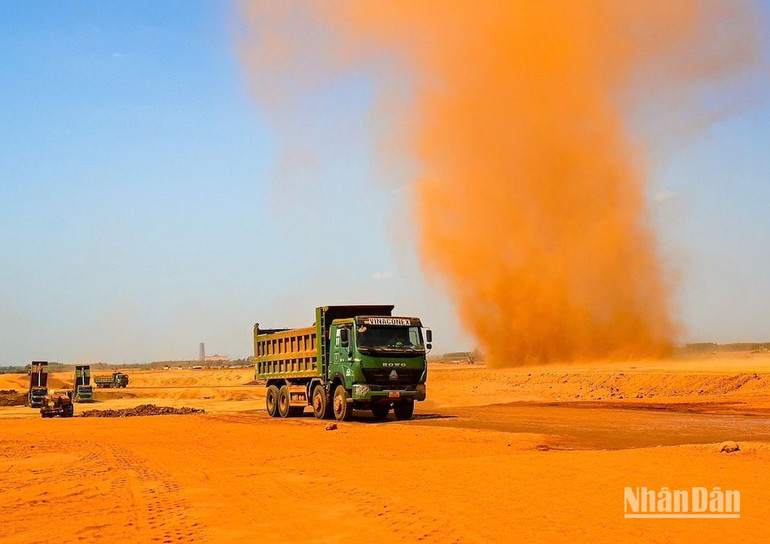 Bụi bay cao hàng chục mét trong quá trình xe vận chuyển đất hạng mục san nền sân bay Long Thành.