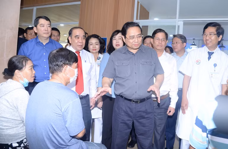 Thủ tướng Phạm Minh Chính thăm hỏi người dân đến khám bệnh, chờ nhận thuốc tại Bệnh viện Đa khoa tỉnh Khánh Hoà. (Ảnh: THANH GIANG)