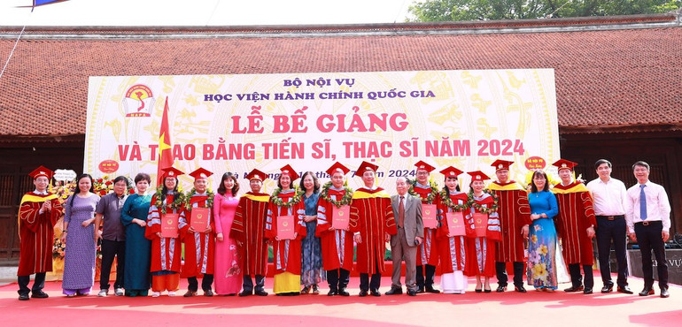 Có17 tân tiến sĩ Quản lý công nhận bằng dịp này. Có17 tân tiến sĩ Quản lý công nhận bằng dịp này.
