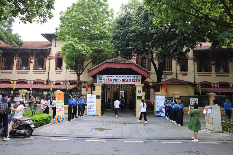 Sở Giáo dục và Đào tạo Hà Nội cho biết, tất cả các điểm thi đều đã được rà soát, kiểm tra về cơ sở vật chất, trang thiết bị, công tác an ninh, an toàn, công tác y tế… để bảo đảm phục vụ cho kỳ thi. Sở Giáo dục và Đào tạo Hà Nội cho biết, tất cả các điểm thi đều đã được rà soát, kiểm tra về cơ sở vật chất, trang thiết bị, công tác an ninh, an toàn, công tác y tế… để bảo đảm phục vụ cho kỳ thi.