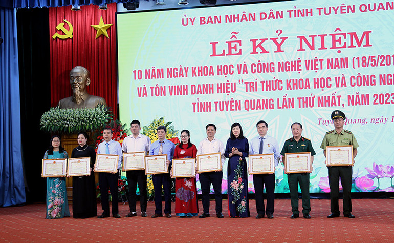 Lãnh đạo tỉnh Tuyên Quang trao bằng khen cho tập thể, cá nhân có nhiều thành tích trong công tác quản lý và triển khai hoạt động khoa học và công nghệ.