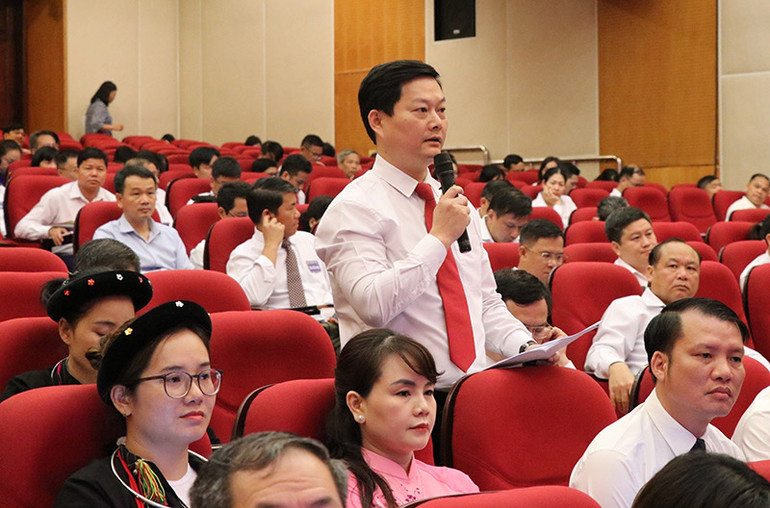 Đại biểu thảo luận, đóng góp ý kiến tại kỳ họp.