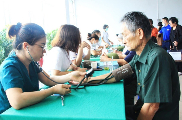 Các y bác sĩ tham gia khám, tư vấn sức khoẻ cho các thương bệnh binh và thân nhân liệt sĩ.