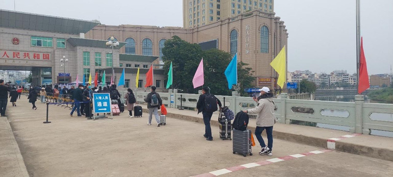 Hình ảnh mở cửa thông quan xuất nhập cảnh qua Cửa khẩu Quốc tế Móng Cái (Việt Nam)-Đông Hưng (Trung Quốc) trong sáng ngày 8/1/2023. Hình ảnh mở cửa thông quan xuất nhập cảnh qua Cửa khẩu Quốc tế Móng Cái (Việt Nam)-Đông Hưng (Trung Quốc) trong sáng ngày 8/1/2023.