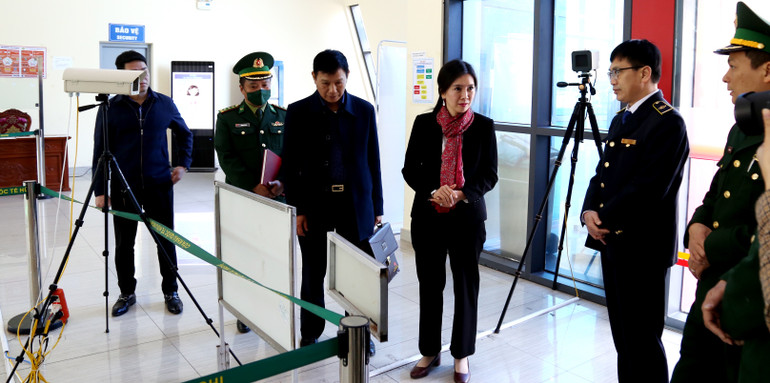 Các lực lượng chức năng của tỉnh kiểm tra, giám sát việc phòng, chống dịch Covid-19 tại cửa khẩu quốc tế Hữu Nghị.