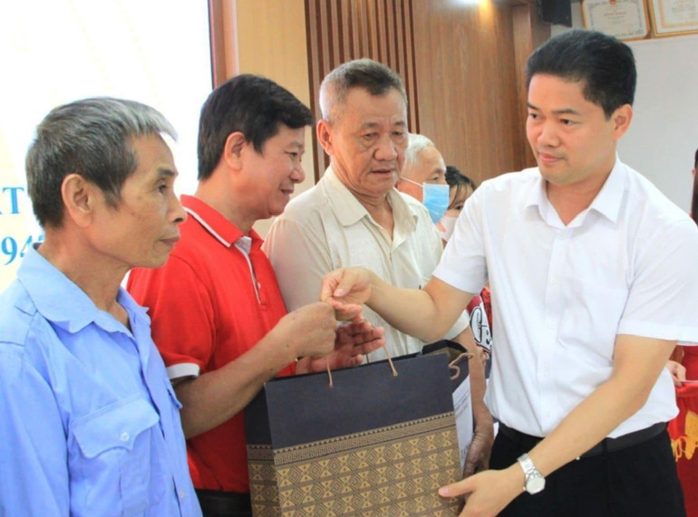 Đồng chí Vũ Mạnh Hà, Ủy viên dự khuyết Trung ương Đảng, Phó Bí thư Tỉnh ủy Lai Châu trao quà cho thương binh, bệnh binh và thân nhân liệt sĩ tại chương trình.