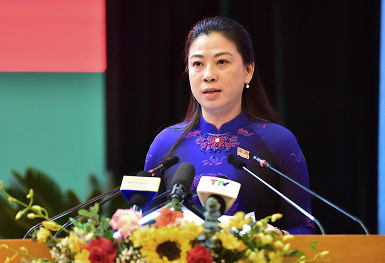 Đồng chí Lê Thị Kim Dung, Phó Bí thư Thường trực Tỉnh ủy, Chủ tịch Hội đồng nhân dân tỉnh Tuyên Quang phát biểu tại kỳ họp.