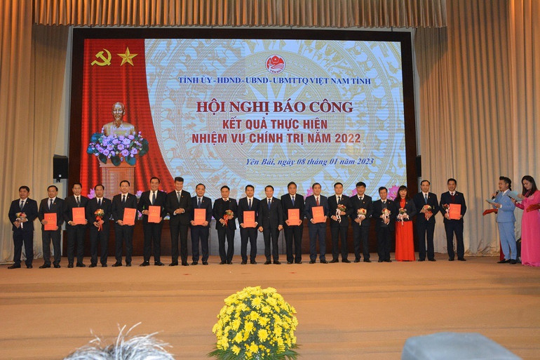 Các cá nhân được khen thưởng tại hội nghị. Các cá nhân được khen thưởng tại hội nghị.