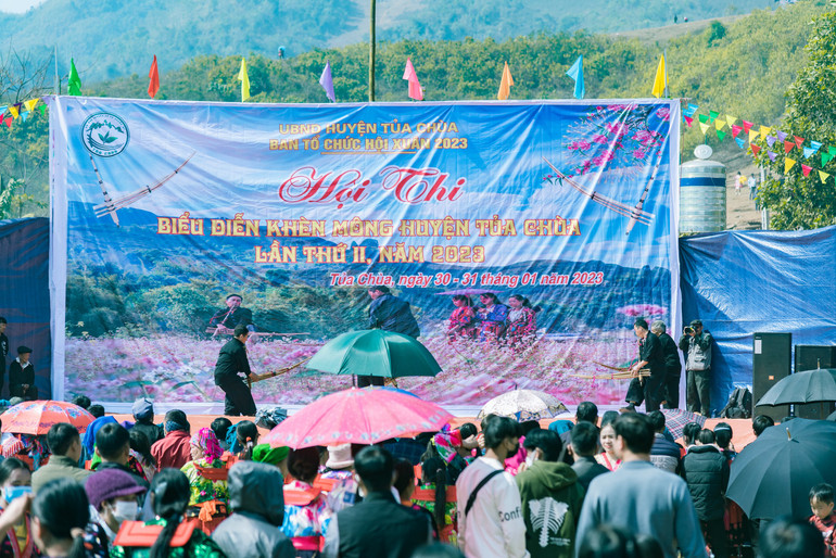 Toàn cảnh Hội thi biểu diễn khèn Mông huyện Tủa Chùa lần thứ II, năm 2023.