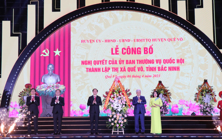 Chủ tịch Ủy ban Trung ương Mặt trận Tổ quốc Việt Nam Đỗ Văn Chiến tặng hoa chúc mừng Đảng bộ, chính quyền và nhân dân thị xã Quế Võ.