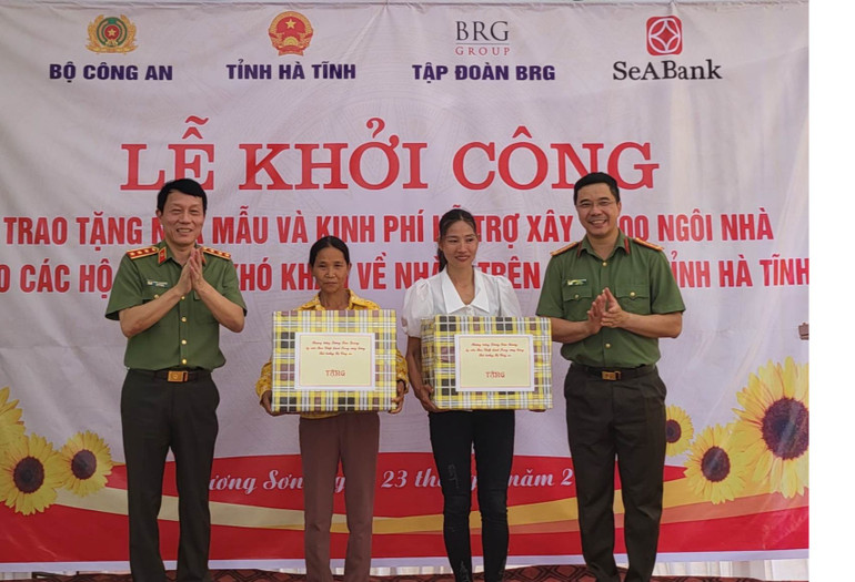 Đồng chí Lương Tam Quang tặng quà cho hai hộ dân được trao nhà mới đợt 1.