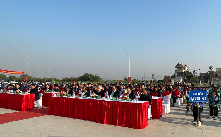 Cán bộ và nhân dân Hải Dương dự Lễ phát động trồng cây mùa xuân.