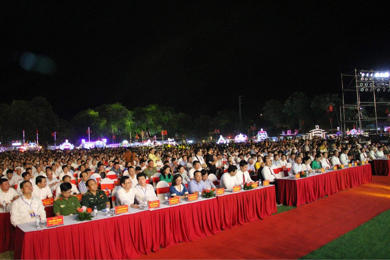 Các đại biểu tham dự buổi lễ.