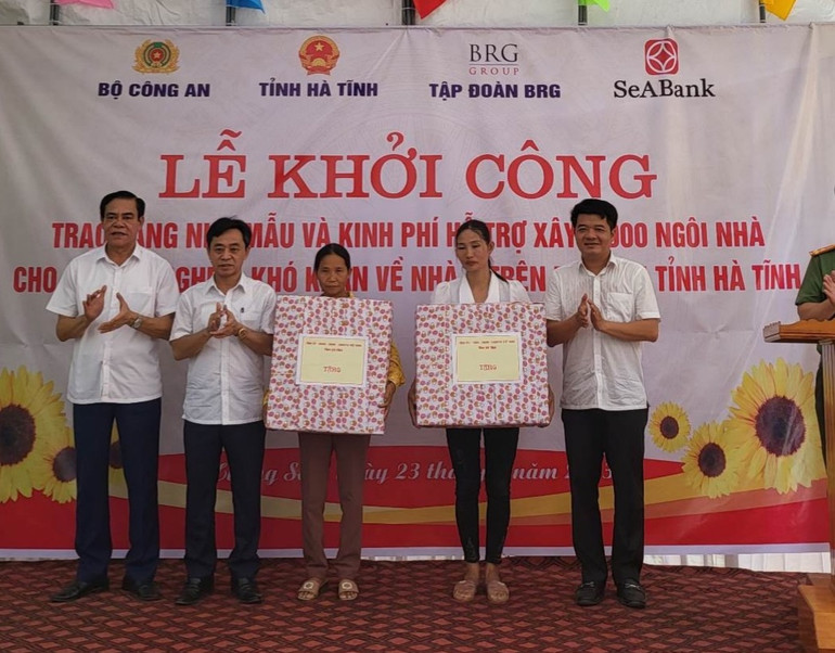 Các đồng chí lãnh đạo tỉnh Hà Tĩnh trao quà cho các hộ dân.