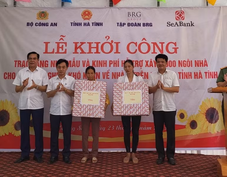 Các đồng chí lãnh đạo tỉnh Hà Tĩnh trao quà cho các hộ dân.