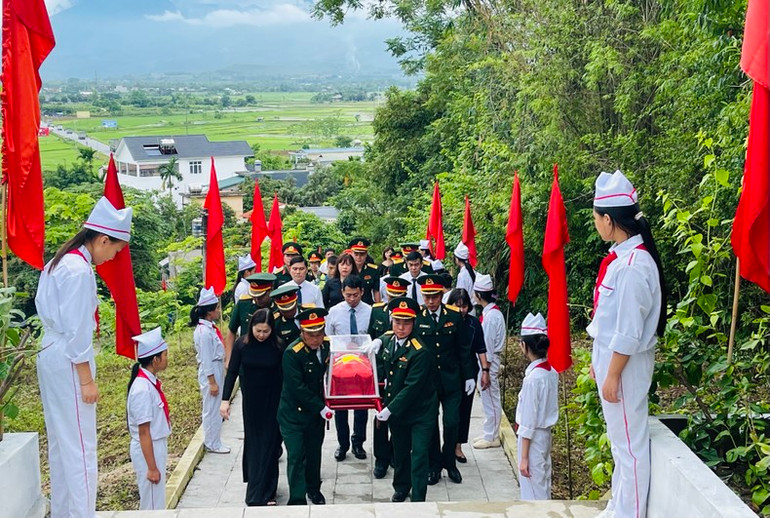 Đưa hài cốt liệt sĩ về an táng tại nghĩa trang liệt sĩ thị xã Nghĩa Lộ. Đưa hài cốt liệt sĩ về an táng tại nghĩa trang liệt sĩ thị xã Nghĩa Lộ.