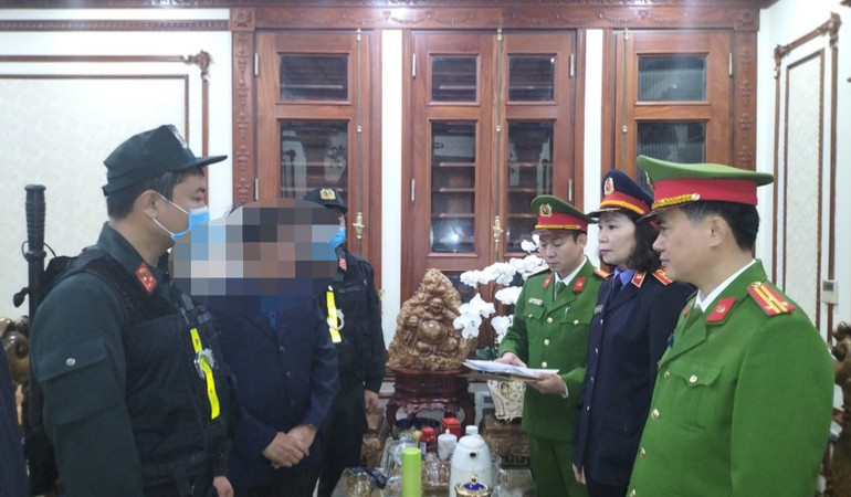 Cơ quan CSĐT Công an tỉnh Hà Nam đã ra Quyết định khởi tố bị can, Lệnh bắt bị can để tạm giam, Lệnh khám xét đối với ông Vũ Hữu Song (Nguyên Giám đốc Sở Tài nguyên và Môi trường tỉnh Hà Nam).