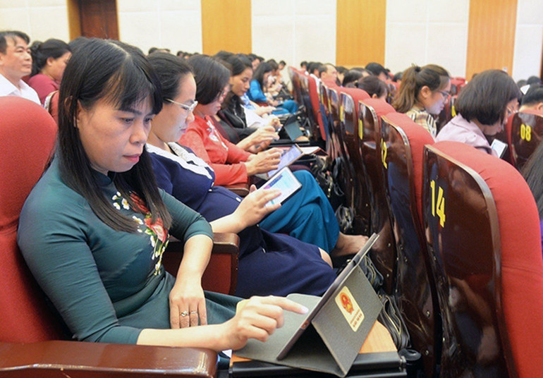 Các đại biểu biểu quyết thông qua các nghị quyết.