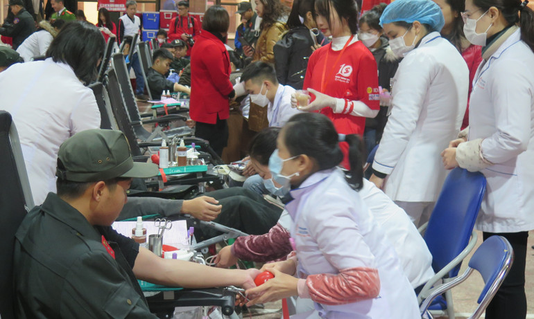 Đông đảo thanh niên các đơn vị trên địa bàn thành phố Lạng Sơn tham gia hiến máu tình nguyện.