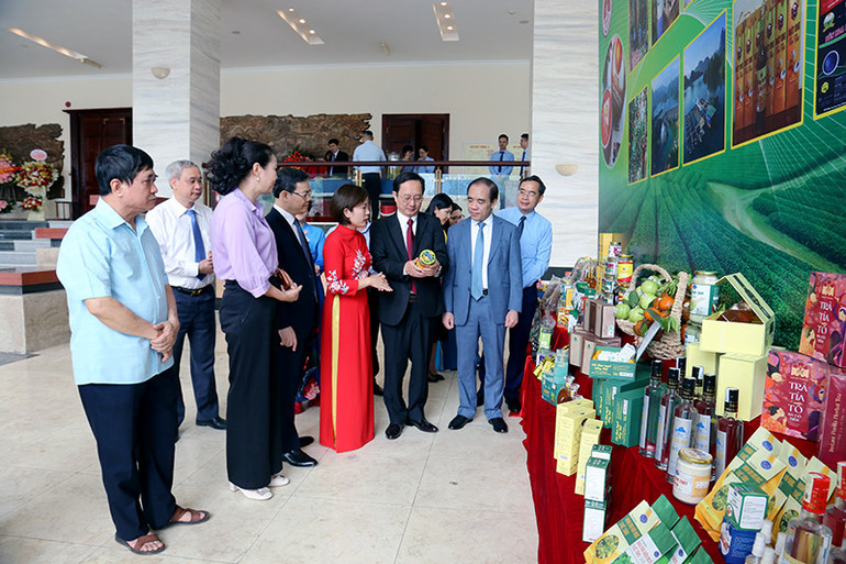 Các đại biểu tham quan gian hàng trưng bày các sản phẩm ứng dụng khoa học công nghệ của tỉnh Tuyên Quang.