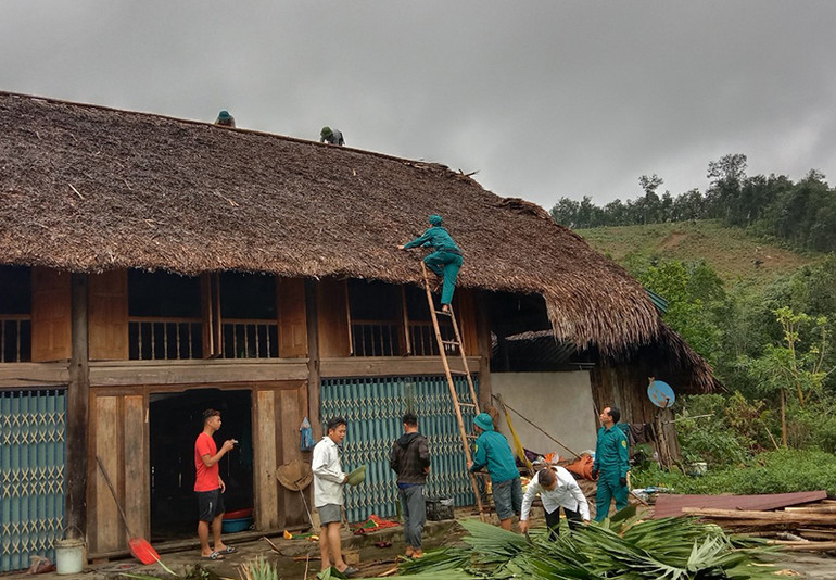 Ủy ban nhân dân xã Bình An, huyện Lâm Bình huy động lực lượng tại chỗ hỗ trợ người dân sửa chữa nhà bị thiệt hại.