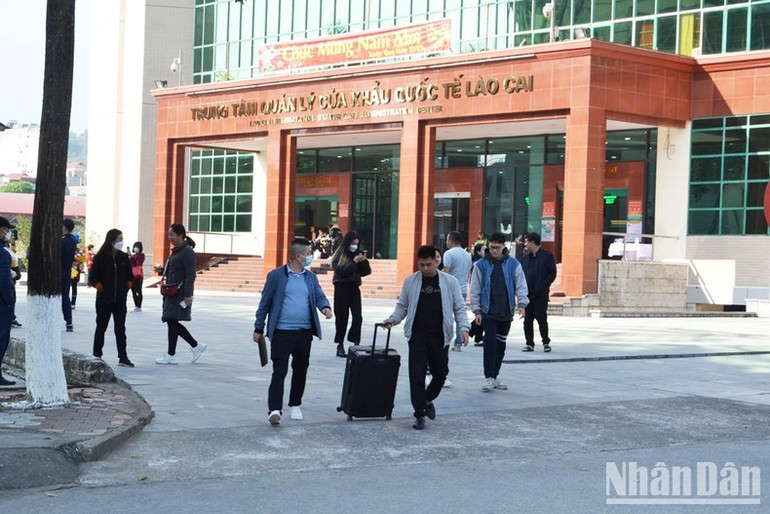 Du khách Trung Quốc trên đường phố Lào Cai.