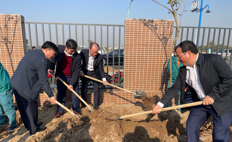 Các đồng chí lãnh đạo tỉnh và thành phố Hải Dương trồng cây tại khuôn viên Trường THCS Việt Hòa.