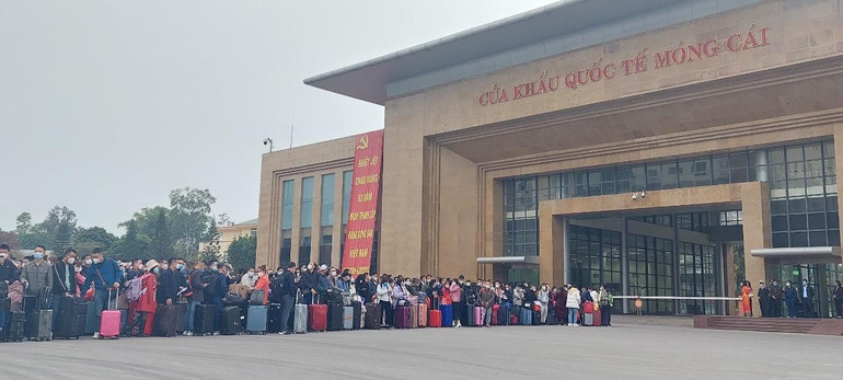 Hình ảnh mở cửa thông quan xuất nhập cảnh qua Cửa khẩu Quốc tế Móng Cái (Việt Nam)-Đông Hưng (Trung Quốc) trong sáng ngày 8/1/2023. Hình ảnh mở cửa thông quan xuất nhập cảnh qua Cửa khẩu Quốc tế Móng Cái (Việt Nam)-Đông Hưng (Trung Quốc) trong sáng ngày 8/1/2023.