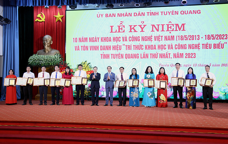 Lãnh đạo tỉnh Tuyên Quang trao tặng danh hiệu “Trí thức khoa học và công nghệ tiêu biểu” cho các cá nhân.
