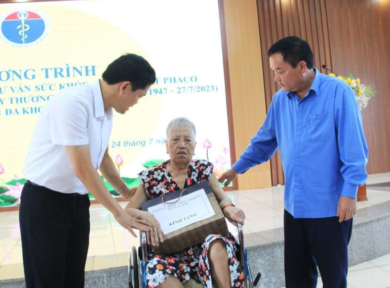 Lãnh đạo Tỉnh ủy và Ủy ban nhân dân tỉnh Lai Châu tặng quà, động viên thân nhân người có công tại chương trình.