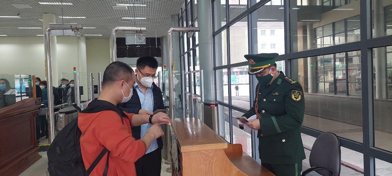 Hình ảnh mở cửa thông quan xuất nhập cảnh qua Cửa khẩu Quốc tế Móng Cái (Việt Nam)-Đông Hưng (Trung Quốc) trong sáng ngày 8/1/2023. Hình ảnh mở cửa thông quan xuất nhập cảnh qua Cửa khẩu Quốc tế Móng Cái (Việt Nam)-Đông Hưng (Trung Quốc) trong sáng ngày 8/1/2023.