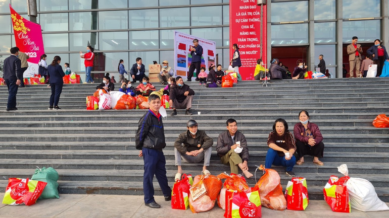 Người dân phấn khởi khi được nhận nhiều phần quà có giá trị.
