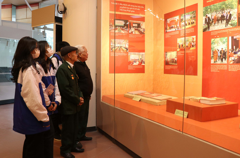 Các đại biểu tham quan trưng bày