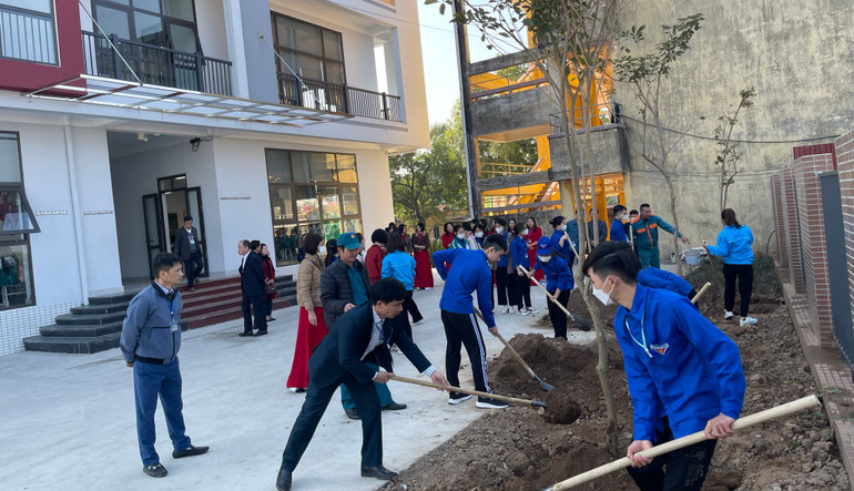 Đoàn viên, thanh niên thành phố Hải Dương trồng cây mùa xuân tại khu đô thị mới phường Việt Hòa.