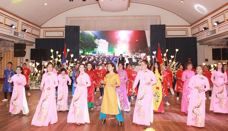 Chương trình nghệ thuật đặc sắc do cộng đồng người Việt Nam tại 4 tỉnh Nam Lào thể hiện. (Ảnh: Hải Tiến) Chương trình nghệ thuật đặc sắc do cộng đồng người Việt Nam tại 4 tỉnh Nam Lào thể hiện. (Ảnh: Hải Tiến)